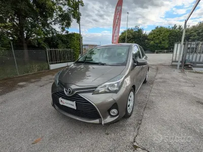 Usata Toyota Yaris Active 69 CV (50 kW) 2016 Grigio Berlina