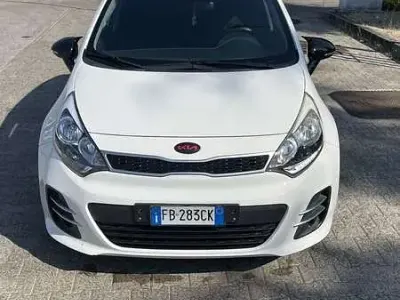 Usata Kia Rio 90 CV (66 kW) 2015 Bianco Berlina