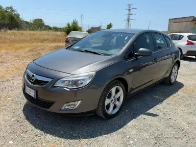 Usata Opel Astra 115 CV (84 kW) 2011 Grigio Berlina