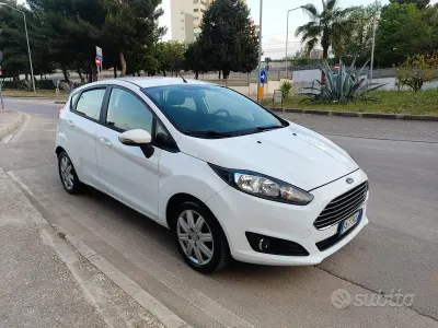 Usata Ford Fiesta 75 CV (55 kW) 2015 Bianco Utilitaria