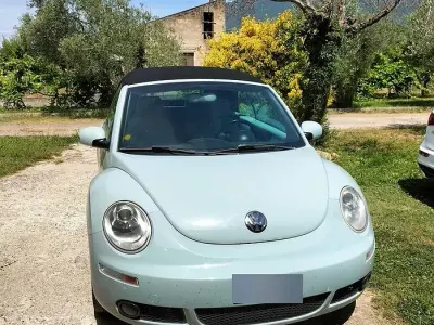 Usata VW New Beetle 105 CV (77 kW) 2006 Bluazzurro Utilitaria