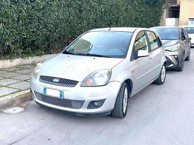 Usata Ford Fiesta Titanium 68 CV (50 kW) 2005 Argento Utilitaria