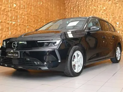 Usata Opel Astra Ultimate 131 CV (96 kW) 2024 Nero met/pelletessuto Utilitaria