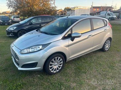 Usata Ford Fiesta 75 CV (55 kW) 2015 Grigio Berlina