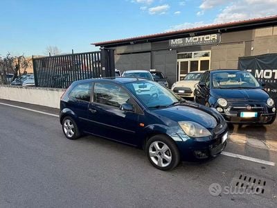 Usata Ford Fiesta 90 CV (66 kW) 2007 Blu Utilitaria