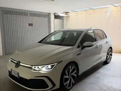 Usata VW Golf VIII R-line 150 CV (110 kW) 2024 Berlina