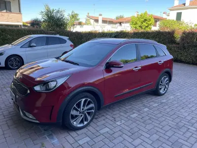Usata Kia Niro 105 CV (77 kW) 2016 Rosso SUV