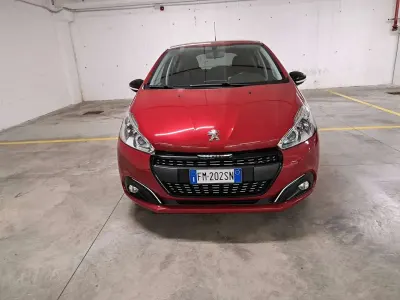Usata Peugeot 208 82 CV (60 kW) 2018 Rosso Utilitaria