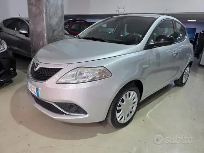 Usado Lancia Ypsilon 69 CV (50 kW) 2016 Gris Utilitario