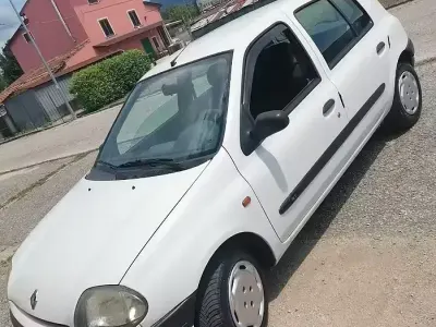 Usata Renault Clio II 58 CV (42 kW) 1998 Bianco Berlina