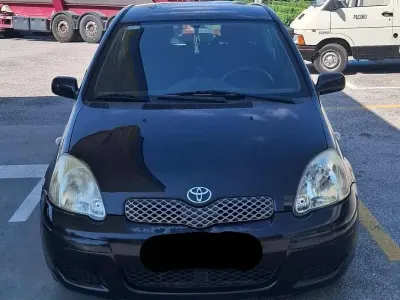 Usata Toyota Yaris 65 CV (47 kW) 2004 Nero Utilitaria