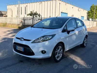 Usado Ford Fiesta Titanium 92 CV (67 kW) 2010 Blanco Berlina