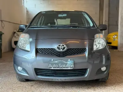 Usata Toyota Yaris Sol 100 CV (73 kW) 2010 Grigio Utilitaria