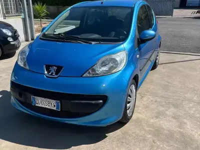 Usata Peugeot 107 54 CV (39 kW) 2007 Blu Utilitaria