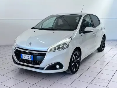 Usata Peugeot 208 Signature Sky 82 CV (60 kW) 2018 Bianco Utilitaria
