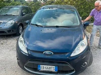 Usata Ford Fiesta Titanium 97 CV (71 kW) 2010 Bluazzurro Berlina