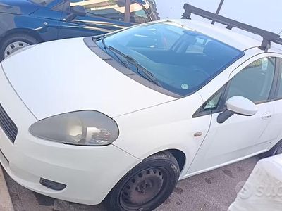Usata Fiat Grande Punto 69 CV (50 kW) 2006 Bianco Utilitaria