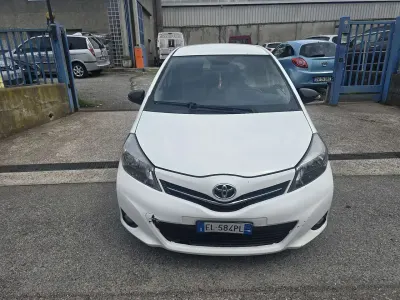 Usata Toyota Yaris 69 CV (50 kW) 2012 Bianco Utilitaria