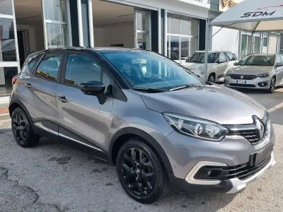 Käytetty Renault Captur Intens 90 HP (66 kW) 2016 Harmaa Katumaasturi