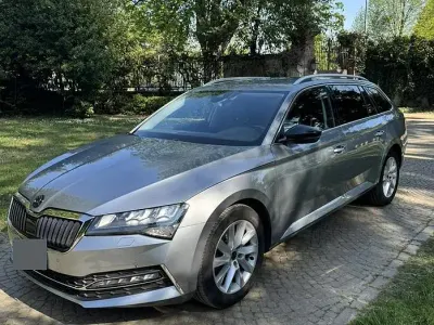 Usado Skoda Superb 150 CV (110 kW) 2019 Gris Familiar