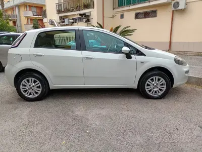 Usata Fiat Grande Punto Lounge 77 CV (56 kW) 2012 Bianco Utilitaria