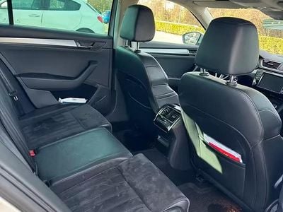 Usado Skoda Superb 140 CV (102 kW) 2017 Gris Familiar