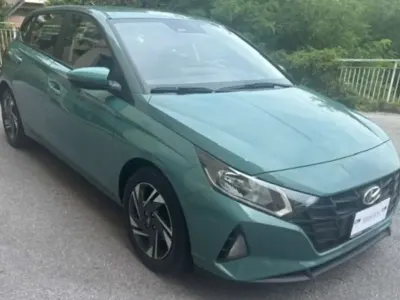 Usata Hyundai i20 84 CV (61 kW) 2023 Mangrove green Utilitaria