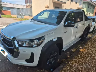 Usata Toyota HiLux Lounge 150 CV (110 kW) 2023 Bianco Pick-up
