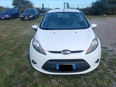 Usata Ford Fiesta 96 CV (70 kW) 2009 Bianco Utilitaria
