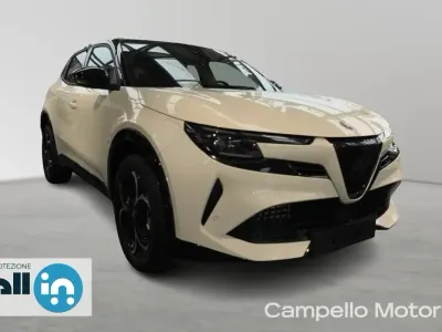 Nuova Alfa Romeo GT Junior 136 CV (100 kW) 2026 Bianco sempione con tetto nero SUV