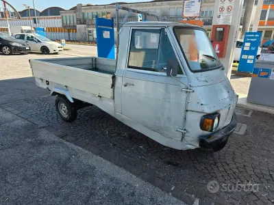Usado Piaggio APE 1000 HP (735 kW) 1993 Cinzento Sedan