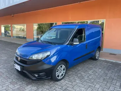 Usata Fiat Doblò Lounge 105 CV (77 kW) 2022 Blu Monovolume