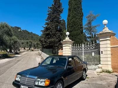 Usata Mercedes E200 122 CV (89 kW) 1990 Nero Berlina