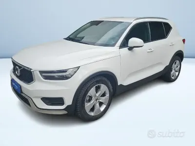 Usata Volvo XC40 Momentum 190 CV (139 kW) 2021 Bianco pastello SUV