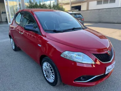 Usata Lancia Ypsilon Gold 95 CV (69 kW) 2016 Rosso Utilitaria