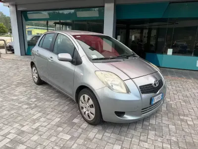 Usata Toyota Yaris 69 CV (50 kW) 2006 Grigio Berlina