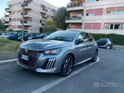 Usata Peugeot 208 Allure 101 CV (74 kW) 2024 Grigio Utilitaria