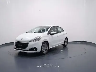 Usata Peugeot 208 Business-Line 82 CV (60 kW) 2015 Bianco Utilitaria