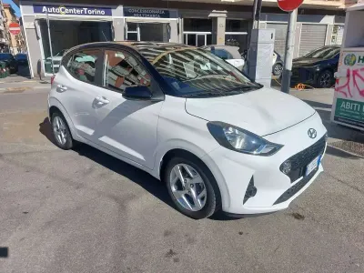 Usata Hyundai i10 Prime 67 CV (49 kW) 2022 Bicolor bianco e nero Utilitaria