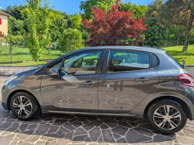 Usata Peugeot 208 Active 95 CV (69 kW) 2015 Grigio Utilitaria