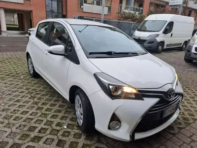 Usata Toyota Yaris Active 69 CV (50 kW) 2015 Bianco Utilitaria