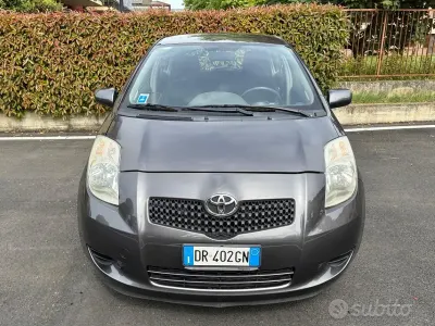Usata Toyota Yaris 69 CV (50 kW) 2008 Grigio Utilitaria