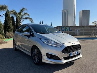 Usado Ford Fiesta ST-Line 75 HP (55 kW) 2017 Prateado Citadino