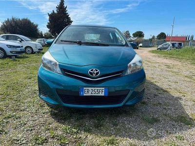 Usata Toyota Yaris 69 CV (50 kW) 2013 Blu Utilitaria