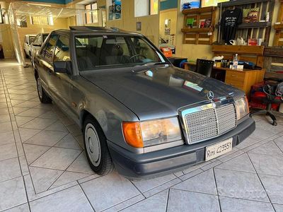 Usata Mercedes E200 109 CV (80 kW) 1986 Grigio Berlina