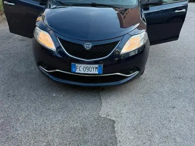 Usata Lancia Ypsilon 95 CV (69 kW) 2016 Bluazzurro Utilitaria