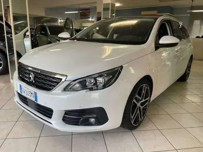 Usata Peugeot 308 Allure 120 CV (88 kW) 2019 Bianco perla Station wagon