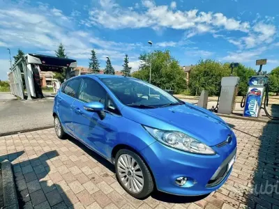 Usata Ford Fiesta Titanium 95 CV (69 kW) 2013 Blu Utilitaria