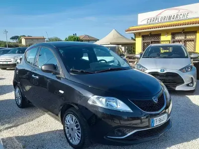 Usata Lancia Ypsilon Gold 69 CV (50 kW) 2017 Nero Utilitaria