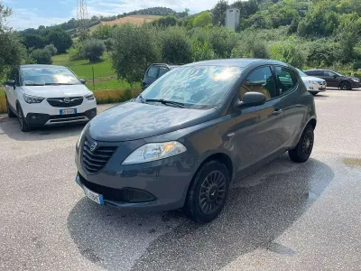 Usata Lancia Ypsilon 80 CV (58 kW) 2014 Grigio Utilitaria